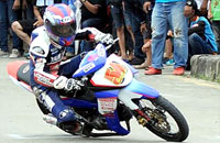 Dwi Chandra alias Chandra Bulank tampil mendominasi di KNPI Open Road Race 2014 Seri II