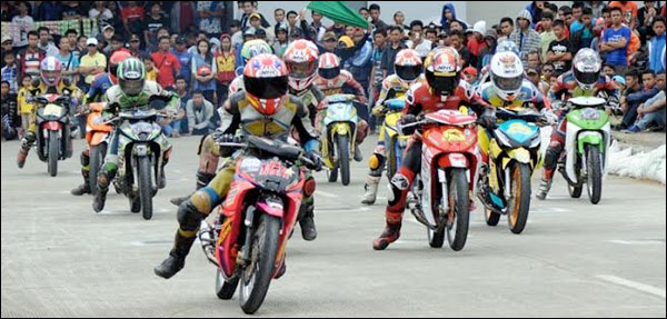Para pembalap memacu kendaraannya di babak final kelas Bebek 125 cc 4 Langkah Tune Up Pemula dalam kejuaraan KNPI Open Road Race 2014 Seri II di Tenggarong Seberang, Minggu (23/03) siang