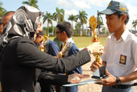 Bupati Rita Widyasari menyerahkan trofi kepada perwakilan SMAN 2 Tenggarong sebagai Juara I Cerdas Cermat