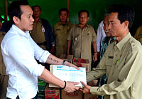 Bantuan berupa uang tunai diserahkan secara simbolis oleh Ketua KNPI Kukar Junaidi kepada Sekretaris Lurah Melayu, Rustam