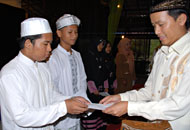 Salah seorang perwakilan yatim piatu menerima santunan yang diserahkan langsung oleh Ketua KNPI Kukar Khairuddin