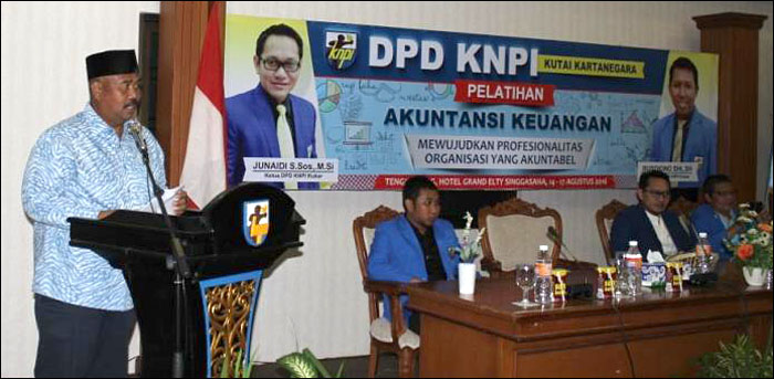 Wakil Bupati Kukar Edi Damansyah saat membuka Pelatihan Akuntansi Keuangan di Tenggarong, Minggu (14/08) malam