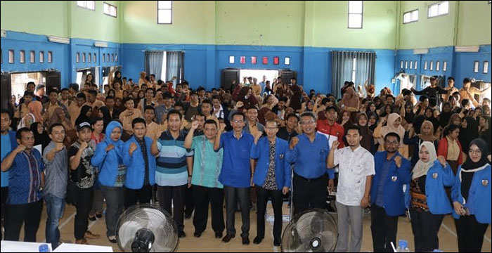 Pengurus KNPI Kukar dan para narasumber berfoto bersama palajar Kecamatan Marang Kayu 