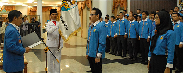 Ketua KNPI Kaltim Yunus Nusi saat melantik Junaidi dan jajaran pengurus DPD KNPI Kukar periode 2012-2015