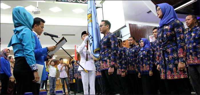 Ketua KNPI Kaltim H Khairuddin saat melantik jajaran pengurus DPD KNPI Kukar masa bakti 2015-2018 di Pendopo Odah Etam, Tenggarong, Kamis (22/10) malam