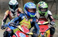 Para pebalap saat melakukan latihan resmi sebelum berkompetisi di Kejurda Road Race Seri IV