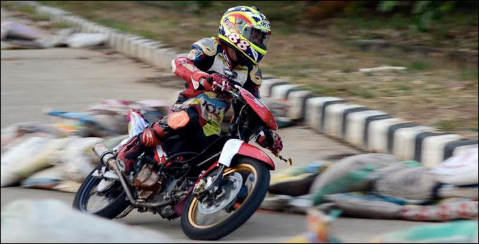 Salah satu pebalap saat menjajal sirkuit non permanen kompleks GOR Aji Imbut, Tenggarong Seberang, yang akan digunakan pada Kejurda Road Race Seri IV