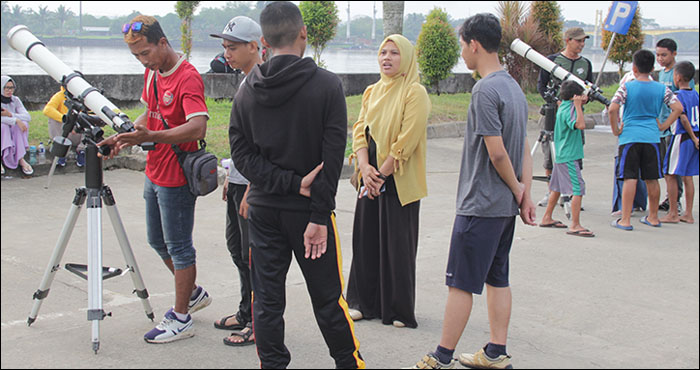 Anggota KOMPAS Kukar menyosialisasikan komunitas mereka kepada masyarakat yang berolahraga di arena CFD Tenggarong 