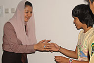 Ketua Umum KONI Kukar Rita Widyasari menyalami Reki Picalia yang berhasil menyabet 2 emas