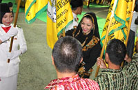 Bupati Kukar Rita Widyasari didaulat untuk menyerahkan bendera organisasi kepada perwakilan PAC KBB-KT 18 kecamatan 