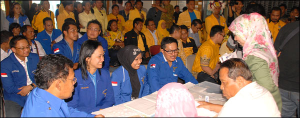 Pengurus Partai Demokrat Kukar dan Partai Golkar Kukar secara bersamaan menyerahkan DCS kepada KPU Kukar, Senin (22/04) kemarin