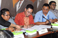 Ketua KPU Kukar Junaidi menandatangani surat keputusan tentang penggantian Anggota DPRD Kukar Terpilih