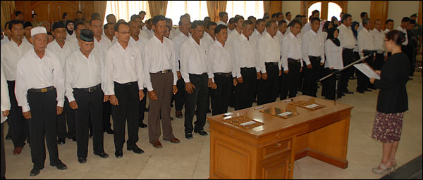 Ketua KPU Kukar Rinda Desianti saat melantik 90 Anggota PPK se-Kukar di Pendopo Wabup Kukar, Tenggarong, Jum'at (15/03) pagi