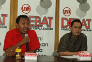 Manager Liputan TVONE Agung Rulianto didampingi Anggota KPU Kukar Junaidi Samsudin saat jumpa pers kemarin