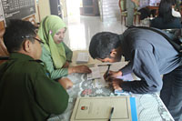 Perwakilan salah satu parpol menandatangani tanda terima surat dari KPU Kukar yang berisi hasil verifikasi faktual terhadap parpol bersangkutan
