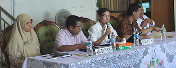 Ketua KPU Kukar Rinda Desianti (tengah) saat memimpin rapat pleno terbuka penyusunan berita acara hasil verifikasi faktual di Tenggarong tadi pagi