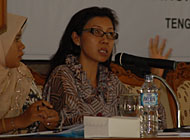 Ketua KPU Kukar Rinda Desianti saat memaparkan materi sosialisasi tata cara pencalonan Pilkada 2010