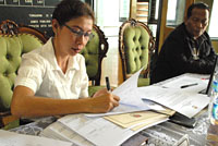 Ketua KPU Kukar Rinda Desianti menandatangani berita acara rekapitulasi hasil verifikasi faktual susulan terhadap beberapa parpo