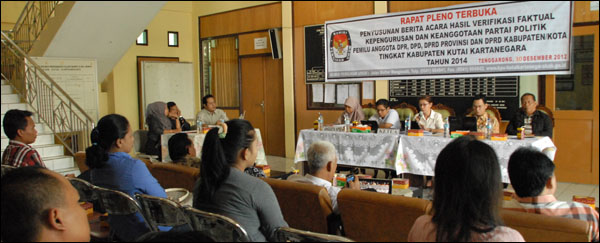 Suasana rapat pleno penyusunan berita acara hasil verifikasi faktual susulan oleh KPU Kukar, Minggu (30/12) kemarin