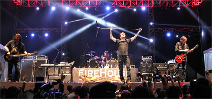 Penampilan FireHouse yang sukses menggebrak pentas Kukar Rockin' Fest 2015 di Tenggarong Seberang, Sabtu (07/03) malam lalu