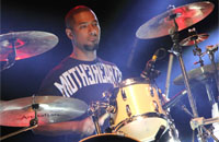 Tak hanya handal dalam olah vokal, Marcell Siahaan pun menunjukkan kepiawaiannya bermain drum bersama grup Konspirasi yang tampil di KRF 2015