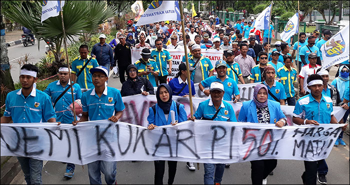 Para pengunjukrasa saat melakukan long march dari GOR Segiri menuju Kantor Gubernur Kaltim