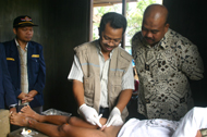Asisten I Setkab Kukar Edy Damansyah didampingi Ketua KTI Kukar Hero Suprayetno menyaksikan salah seorang bocah yang sedang dikhitan