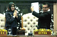 Ketua DPRD Kukar H Salehudin mengangkat dokumen KUA PPAS Kukar 2015 yang diserahkan Bupati Rita Widyasari