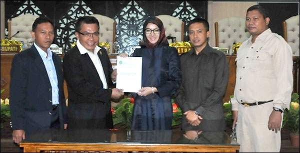 Bupati Kukar Rita Widyasari bersama unsur pimpinan DPRD Kukar usai penyampaian KUA PPAS APBD Kukar 2015 di Tenggarong, Kamis (07/08) lalu