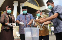 Barang bukti narkoba berupa pil LL dan sabu dimusnahkan dengan cara dilarutkan dalam air