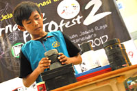 Nugraha, siswa kelas 6 SD Alam Anak Sholeh Bekasi, tampil sebagai instruktur dalam Workshop Kamera Lubang Jarum di Tenggarong