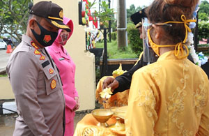 Kapolres Kukar yang baru AKBP Irwan Ginting dan istri disambut ritual Tepong Tawar sebelum memasuki halaman Mapolres Kukar
