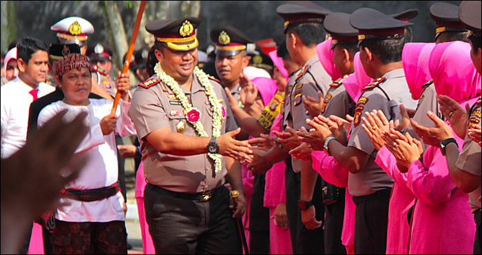 Kedatangan Kapolres Kukar yang baru, AKBP Andrias Susanto, disambut tepuk tangan jajaran perwira hingga anggota Polres Kukar, termasuk ibu-ibu Bhayangkari 