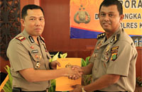 Kapolres Kukar yang baru AKBP Handoko (kiri) menerima memori kerja dari pejabat lama AKBP Mukti Juharsa