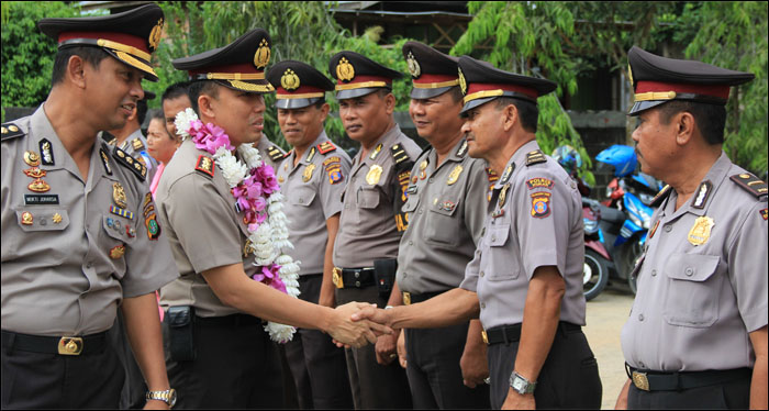 Didamping pejabat lama AKBP Mukti Juharsa, Kapolres Kukar AKBP Handoko menyalami para perwira dan anggota Polres Kukar di Tenggarong, Rabu (27/05) kemarin 