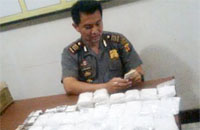 Kapolsek Samboja AKP M Lutfi Armanza memperlihatkan 28.719 butir pil koplo dan 24,6 gram sabu yang diamankan dari enam pelaku. 