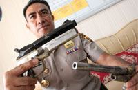Kapolsek Tenggarong AKP MD Djauhari menunjukkan barang bukti berupa 2 buah pistol rakitan 