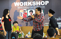 Mario Maulana tengah memandu dua peserta untuk melakukan akting