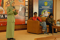 Kepala Disbudpar Kukar Sri Wahyuni saat membuka Kawa Haq Movie Festival 2012