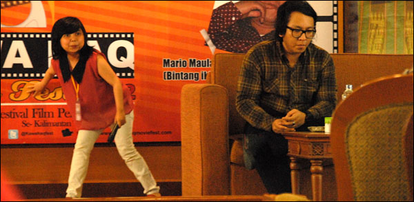 Mario Maulana mengajak salah seorang peserta beradu akting dalam workshop film pendek di aula Disbudpar Kukar, Tenggarong, Senin (15/10) siang