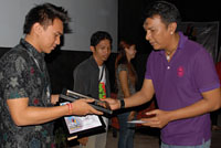 Sutradara John De Rantau (kanan) menyerahkan hadiah Film Terbaik I kategori Umum kepada Tirta Kusuma  Negara  untuk film Mencari Kenikmatan