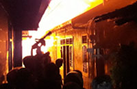 Petugas PMK bersama warga berupaya memadamkan api