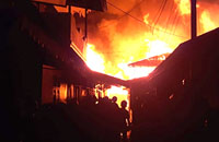 Kobaran api dengan cepat merambat ke rumah-rumah warga yang kebanyakan terbuat dari kayu