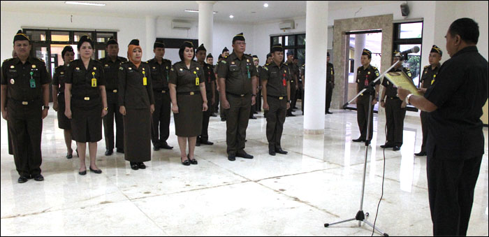 Pelantikan 14 anggota TP4D Kukar oleh Kajari Tenggarong Bambang Hariyanto di Tenggarong, Selasa (27/10) kemarin