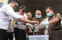 Barang bukti sabu dan pil koplo alias LL dimusnahkan dengan cara dilarutkan dalam air