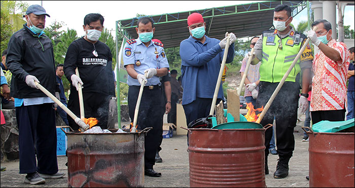 Para pejabat FKPD Kukar memusnahkan sejumlah barang bukti kejahatan dengan cara dibakar 