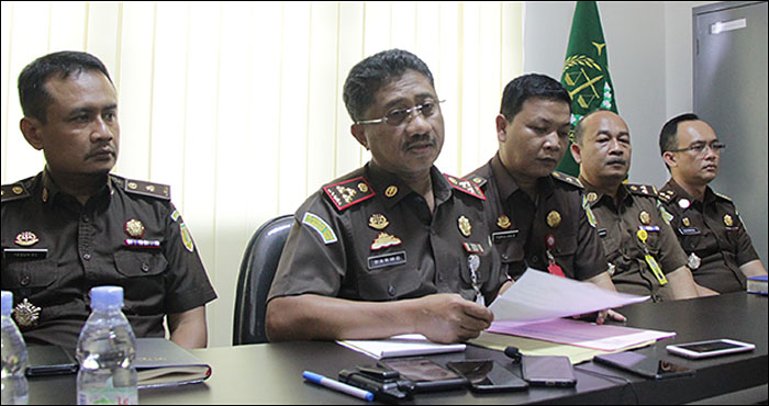 Kajari Darmo Wijoyo dan jajaran saat memberikan keterangan pers terkait penanganan kasus korupsi di Kukar