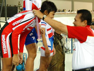 Riska Aeustin saat menerima pengalungan medali perak