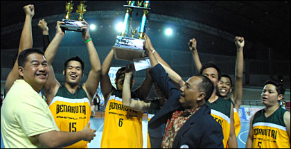 Wakil Ketua KONI Kukar Agus Hamidiansyah didampingi Ketua Umum Perbasi Kukar menyerahkan piala bergilir KONI Kukar kepada para pemain Benakutai A
