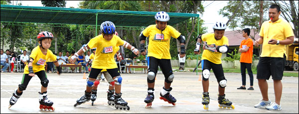 Ketua Panitia Kejuaran Sepatu Roda Kelas Pemula se-Kukar, Rahman (kanan), saat melepas peserta lomba kelas 300 meter putra 5-7 tahun di babak penyisihan